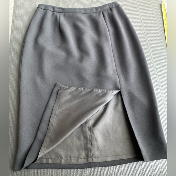 Black skirt by Bloomingdale’s & Tahari, size 6 - Picture 3 of 9